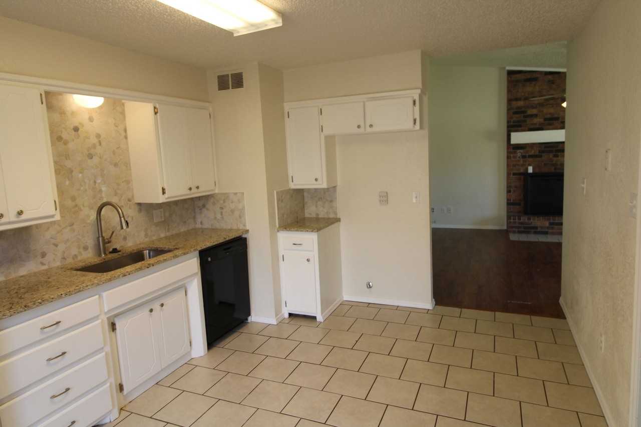 121 Stonewood Dr - Photo 5 of 32