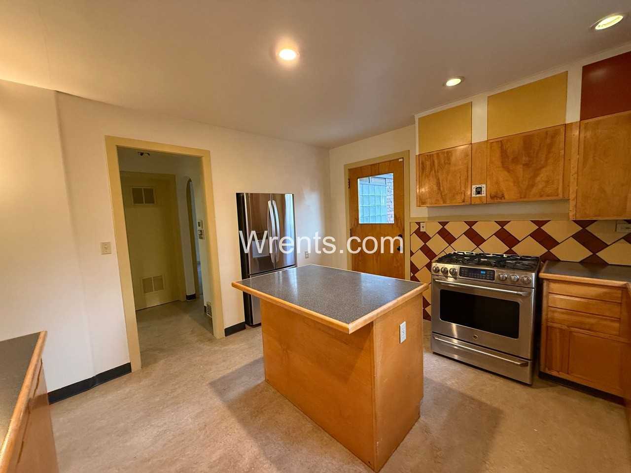 2225 S Madison St - Photo 5 of 23