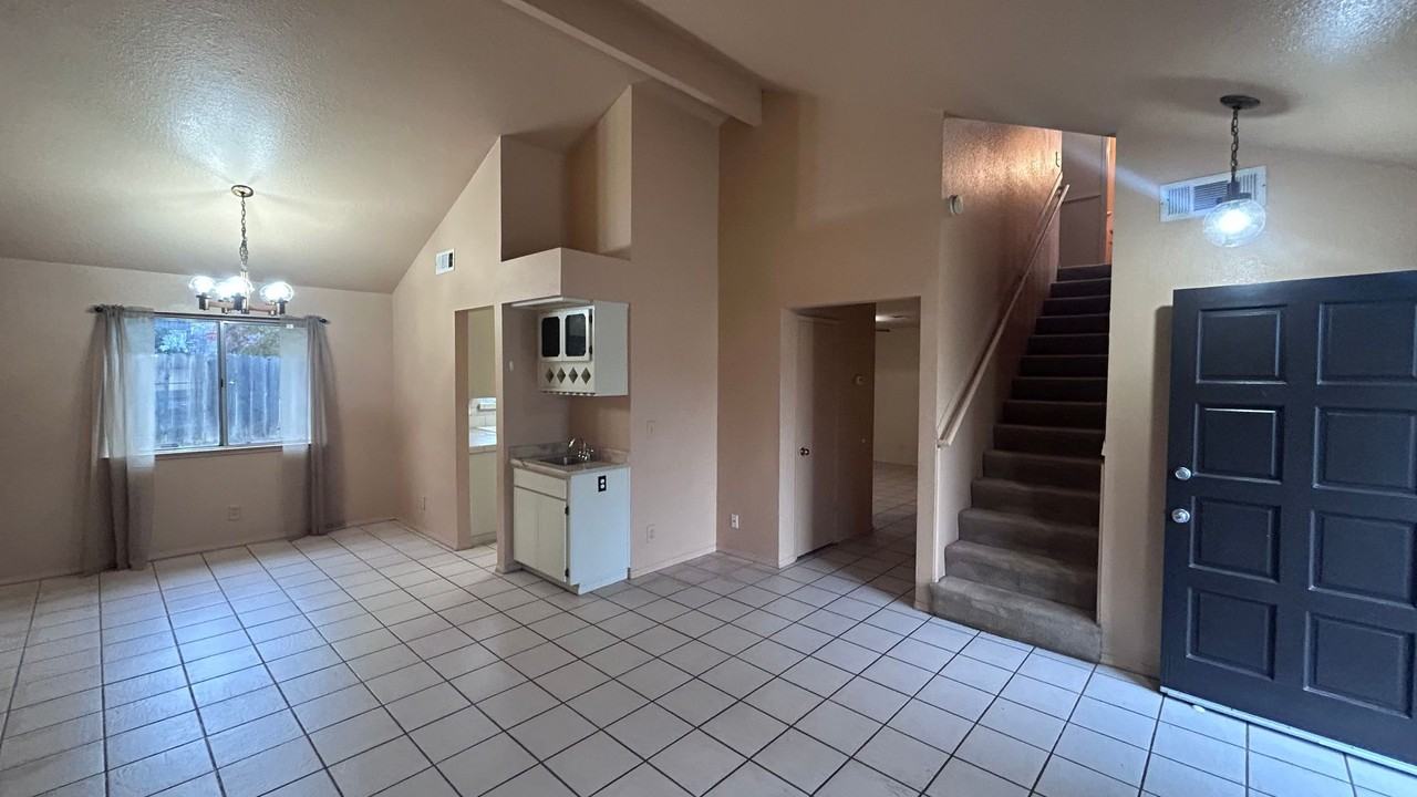 560 Clover Dr - Photo 3 of 20