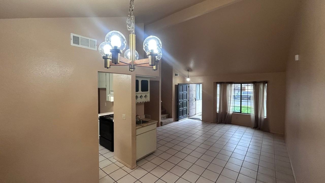 560 Clover Dr - Photo 4 of 20