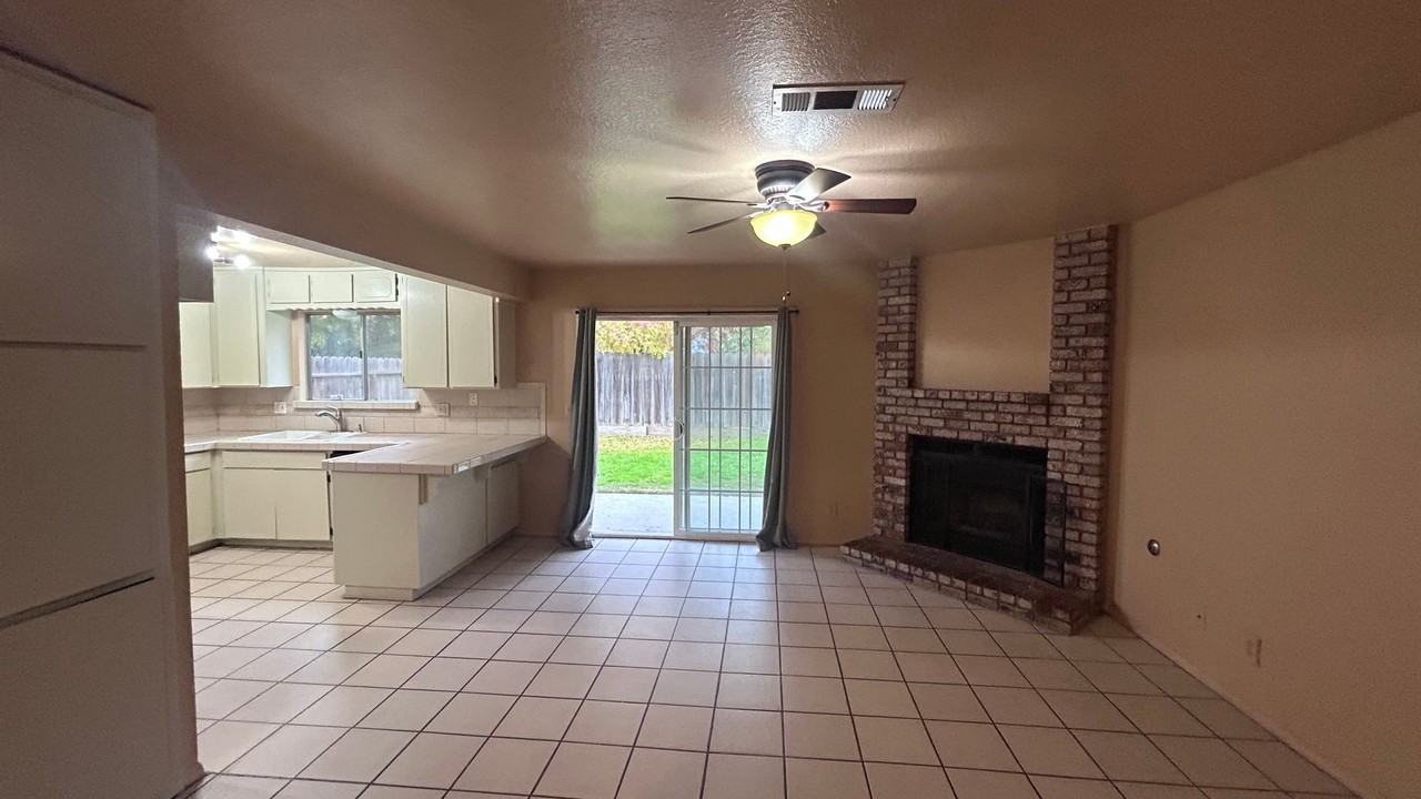 560 Clover Dr - Photo 5 of 20