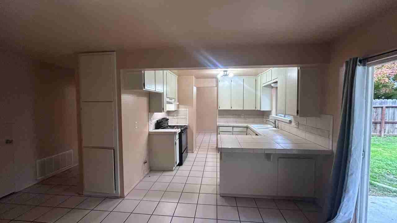 560 Clover Dr - Photo 6 of 20