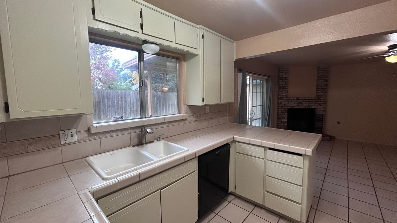 560 Clover Dr - Photo 7 of 20