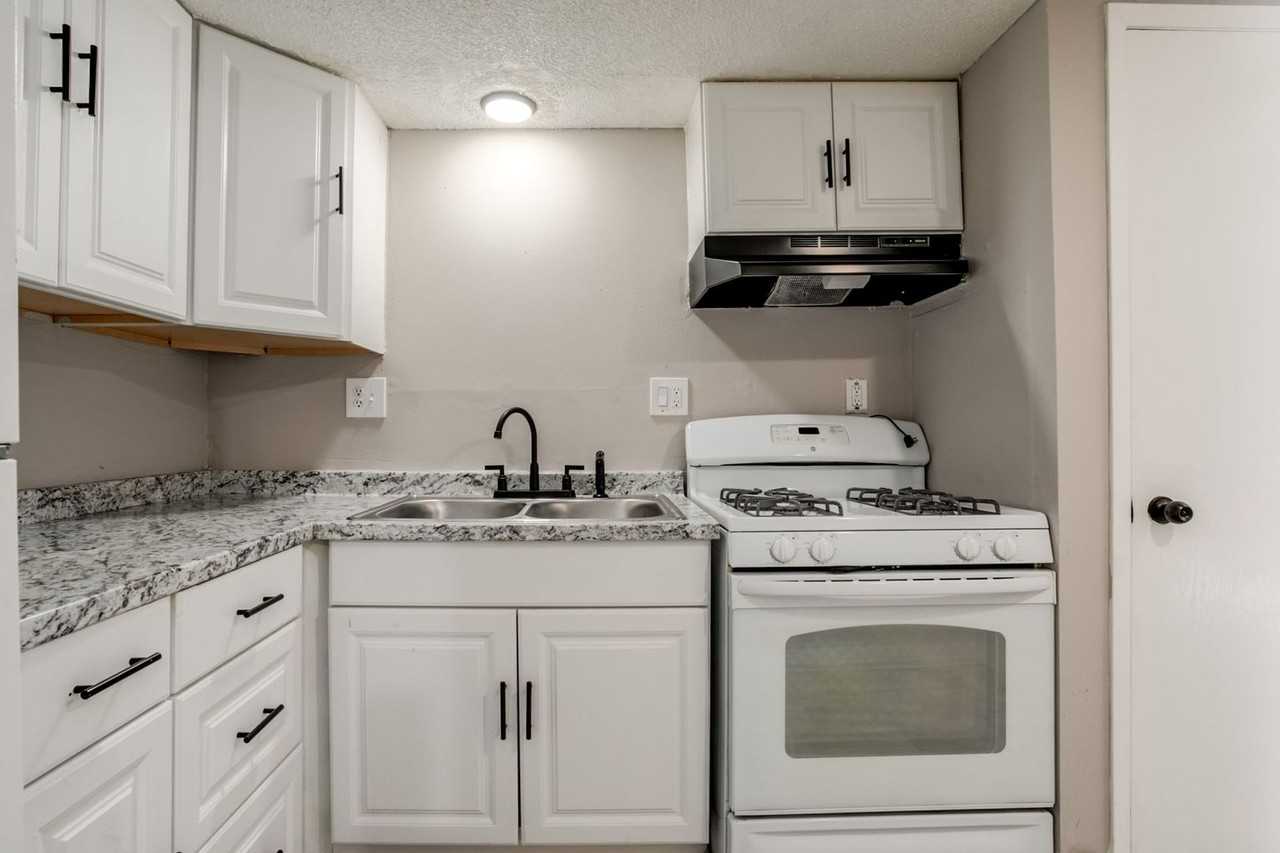 Oakwood Garden Apartments - Photo 5 of 9