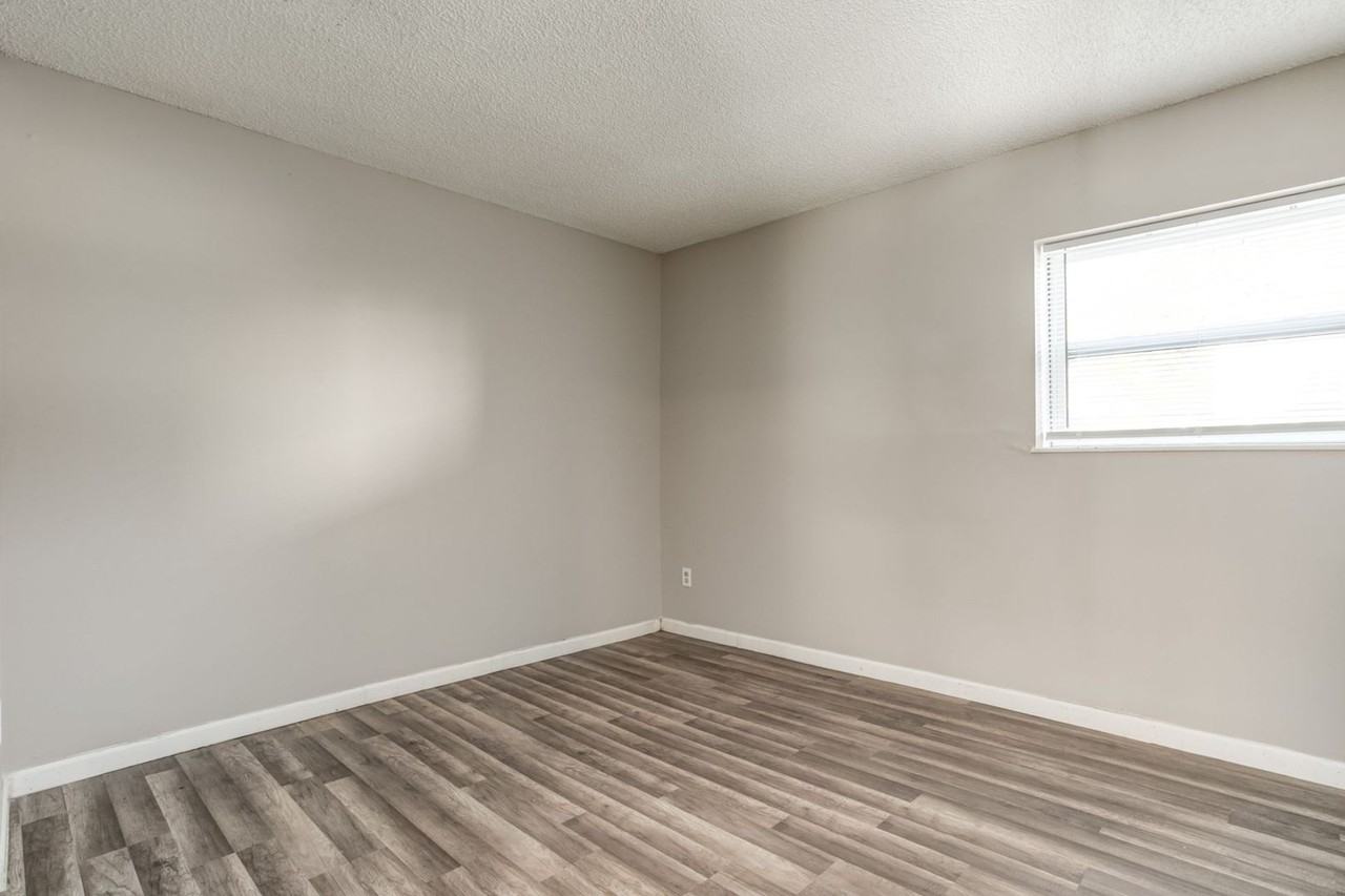 Oakwood Garden Apartments - Photo 7 of 9