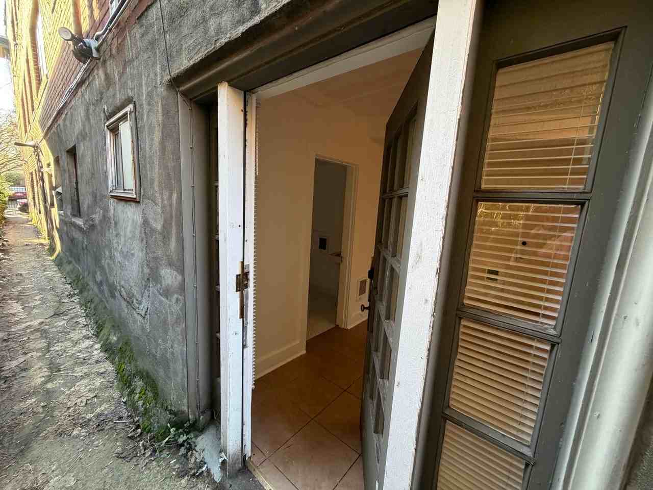 Charlotte Rose - Photo 7 of 28