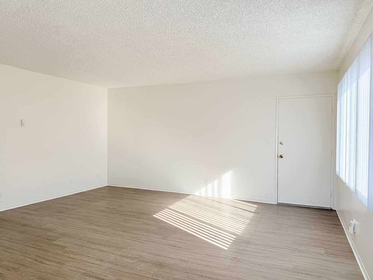 Sunset Cliffs | Beautiful 2 and 1 bedroom 1 bathroom - Photo 6 of 17