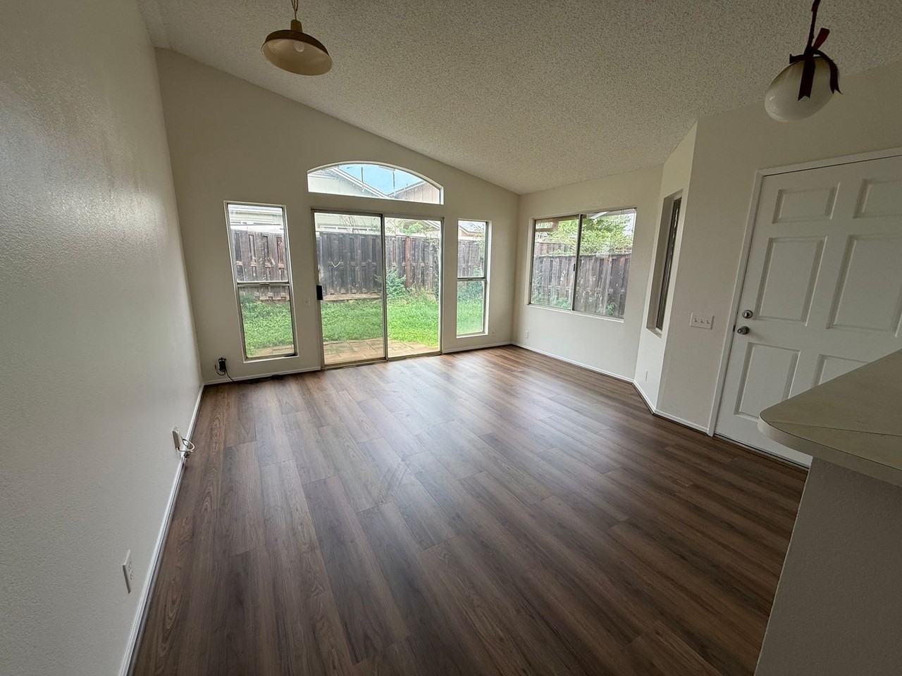 91-1092 Pohahawai St - Photo 2 of 11