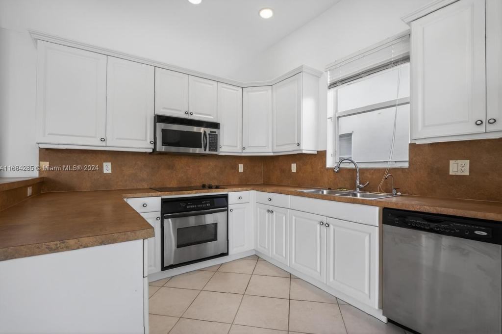 15687 Sw 53rd St - Photo 4 of 30