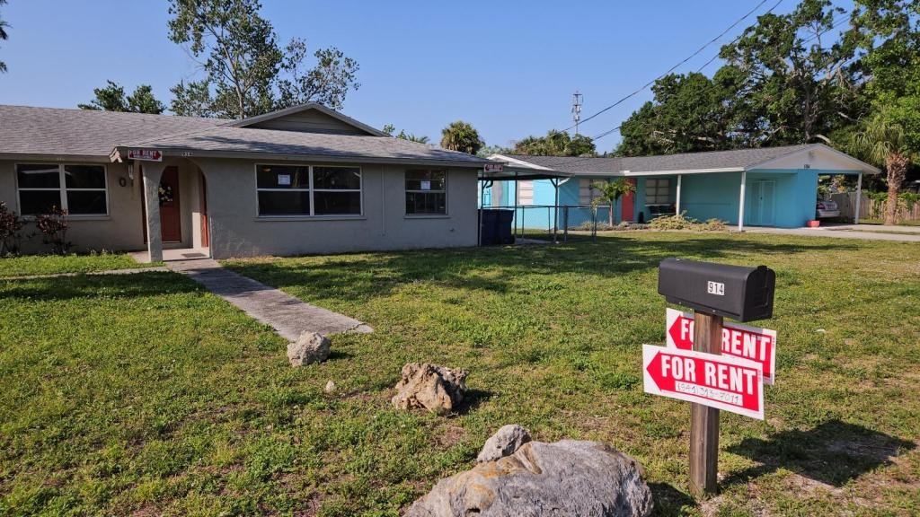 914 67th Ave W - Photo 2 of 13