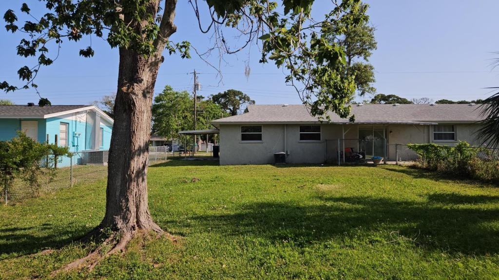 914 67th Ave W - Photo 3 of 13