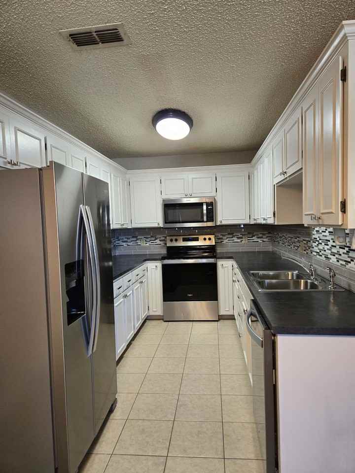 1032 Mockingbird Ln #B - Photo 3 of 7