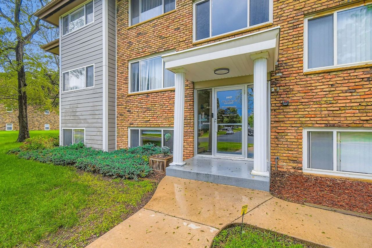 The Avenue 401 - Photo 2 of 4