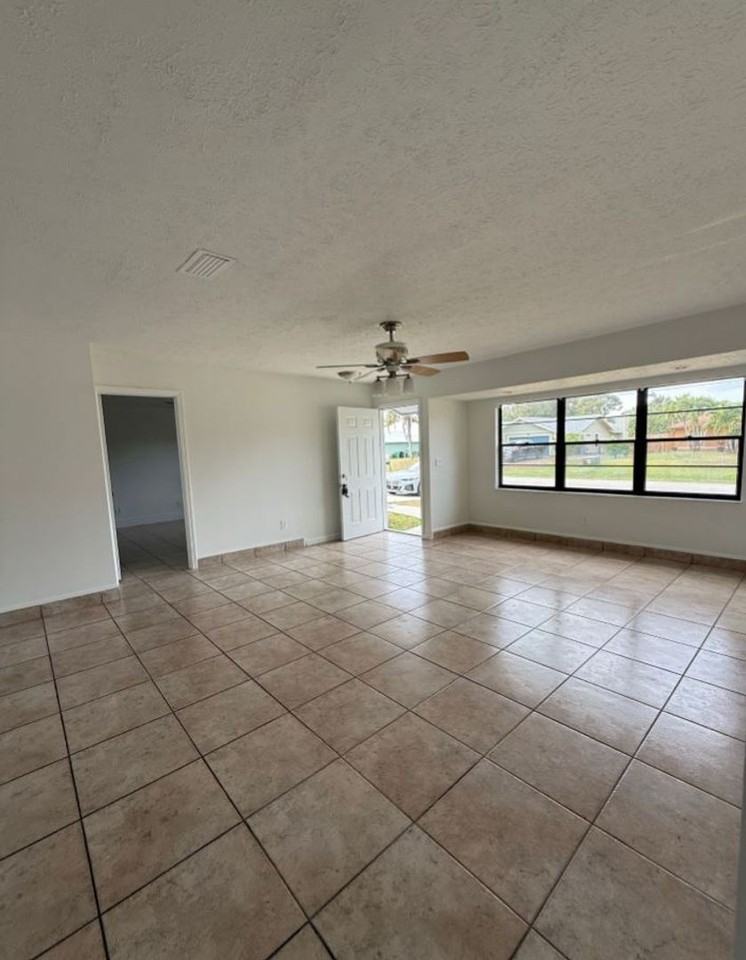 1517 Se Crown St - Photo 3 of 17