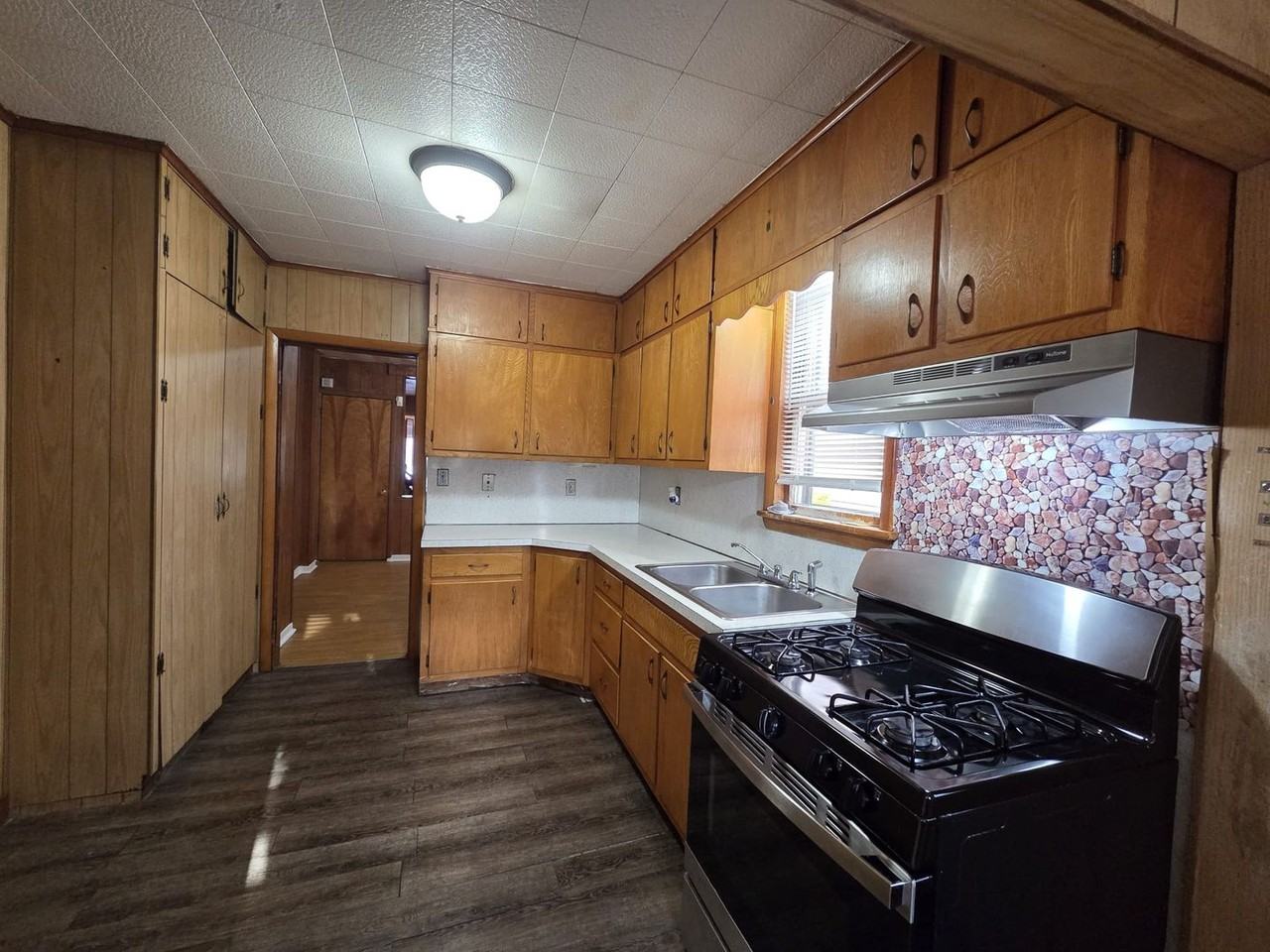 301 S Logan Ave - Photo 2 of 22