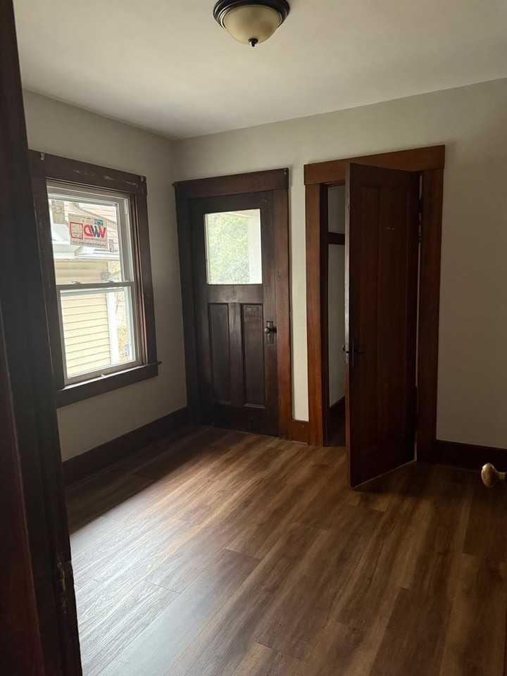 497 Melville St - Photo 3 of 15