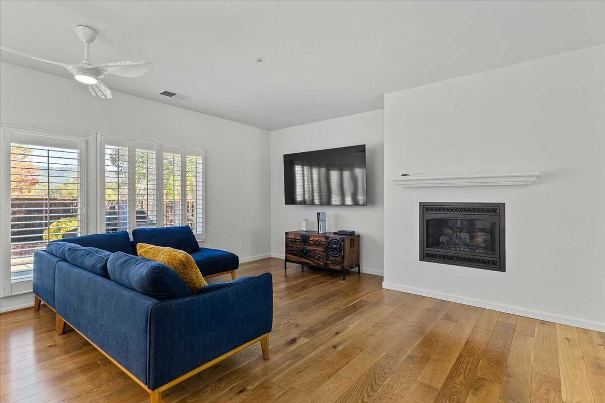 302 Laurel Ct - Photo 3 of 27