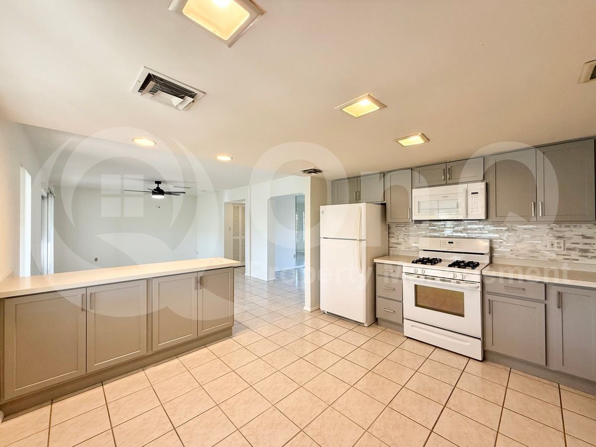 8125 E Amelia Ave - Photo 7 of 31