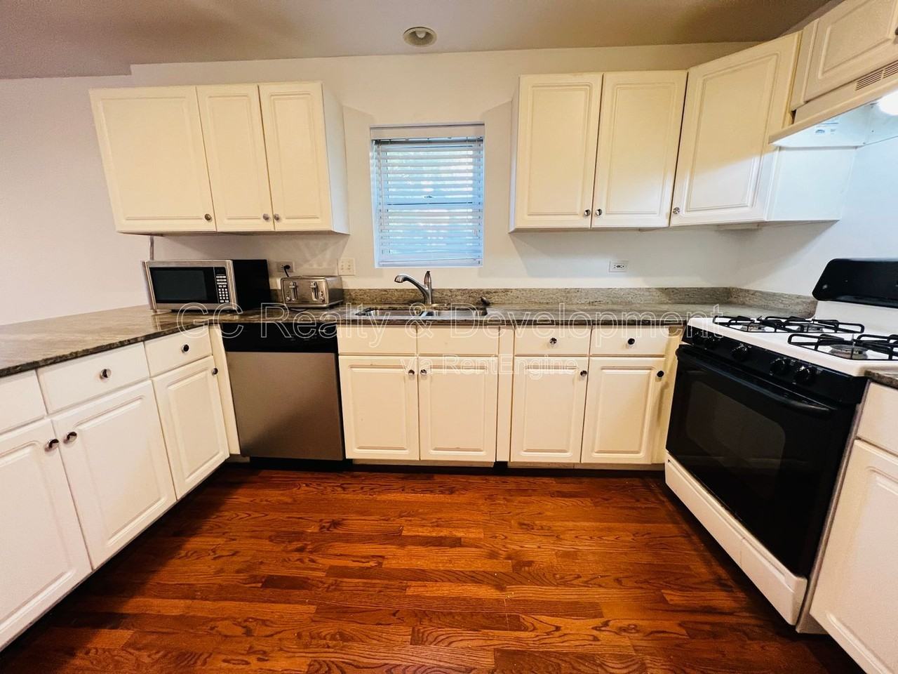 1756 W Roscoe St #1 - Photo 3 of 19