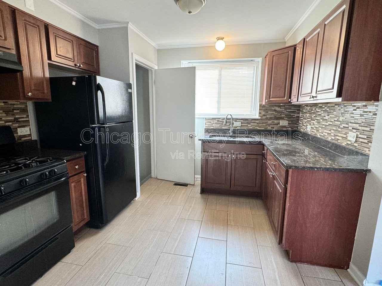 14231 Dobson Ave - Photo 5 of 15