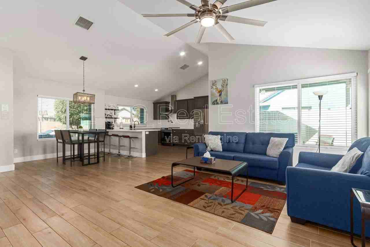 19407 N 8th Ave - Photo 3 of 31