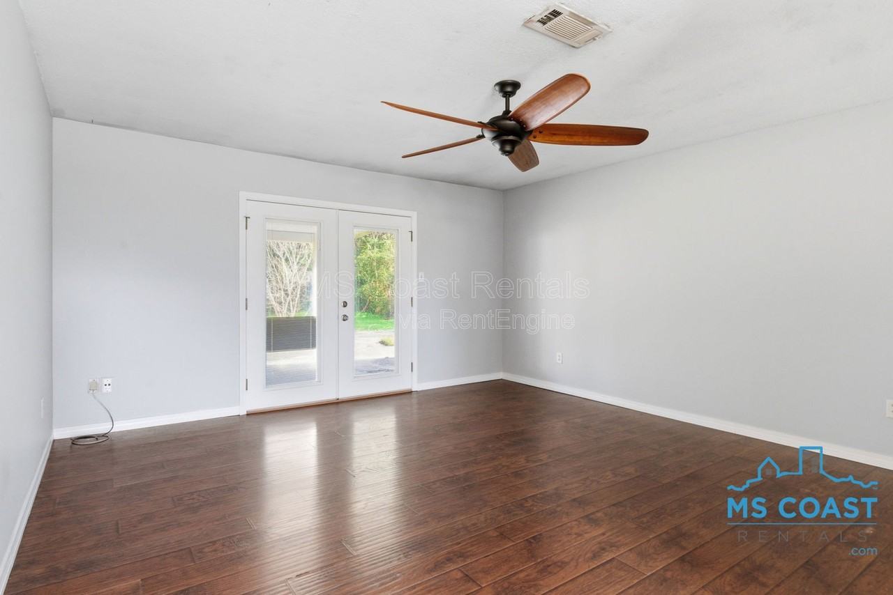 208 Charles Ave - Photo 3 of 21