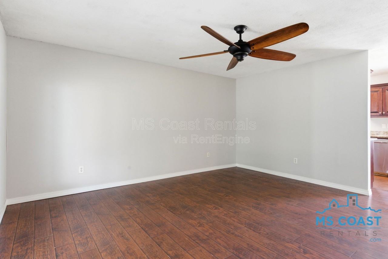 208 Charles Ave - Photo 4 of 21