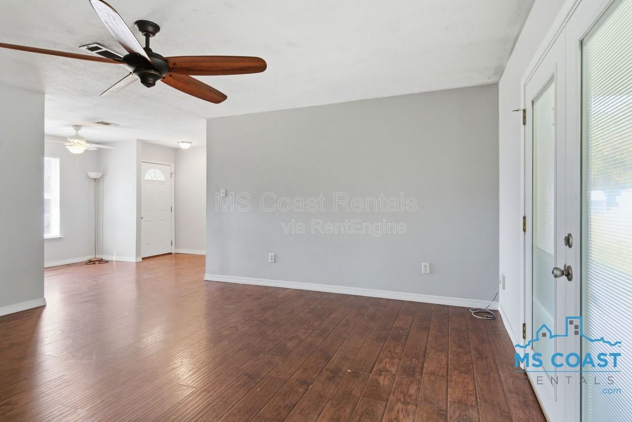 208 Charles Ave - Photo 5 of 21