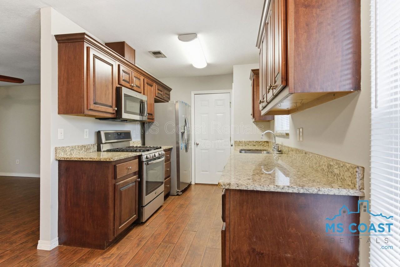 208 Charles Ave - Photo 7 of 21