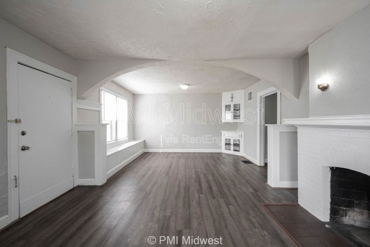 824 E 44th St - Photo 3 of 27