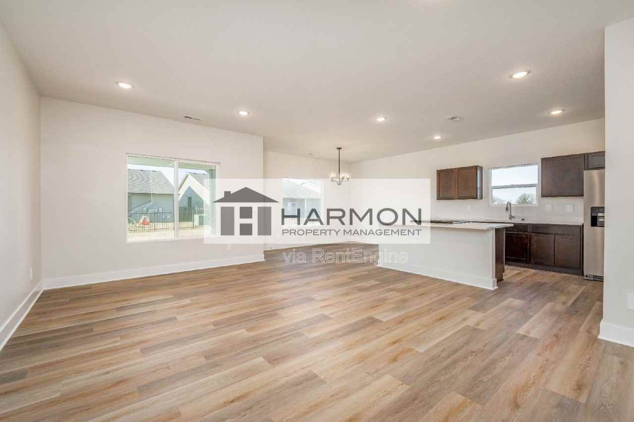 2078 N Reece Ct - Photo 2 of 16