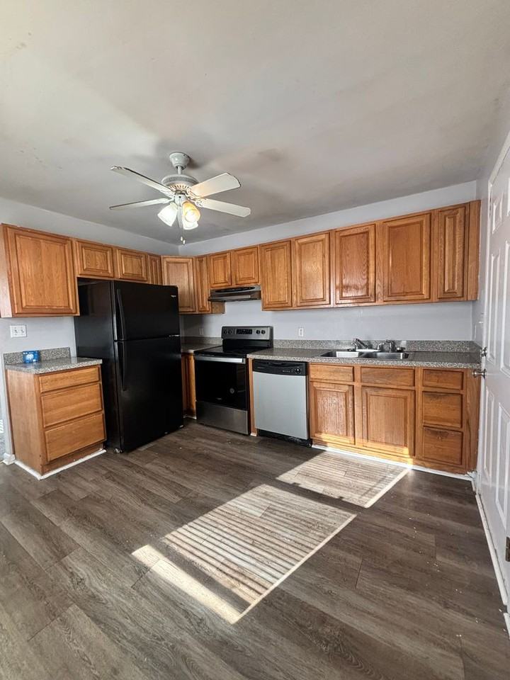 35 Radford St - Photo 4 of 14