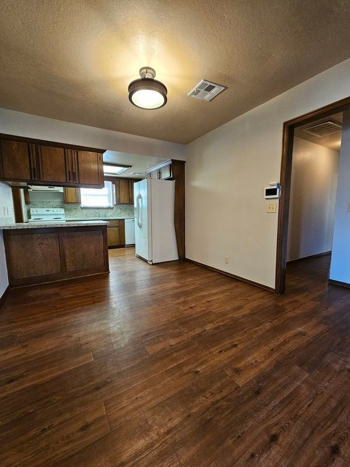 1400 Peach Tree Ln - Photo 4 of 17