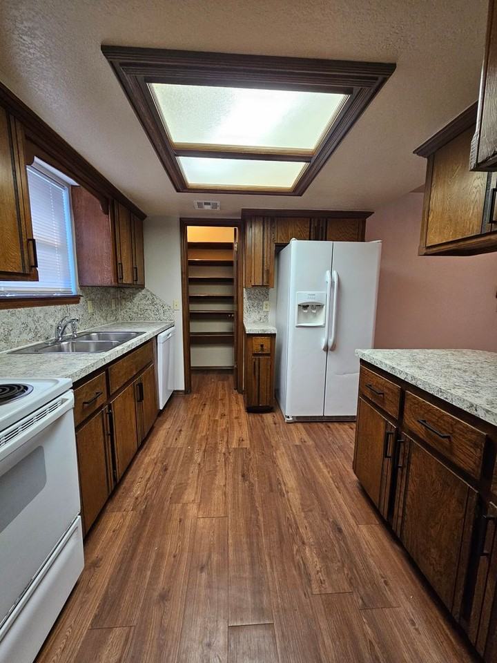 1400 Peach Tree Ln - Photo 5 of 17