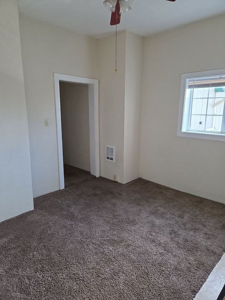 206 Ketchum St E #3 - Photo 3 of 11