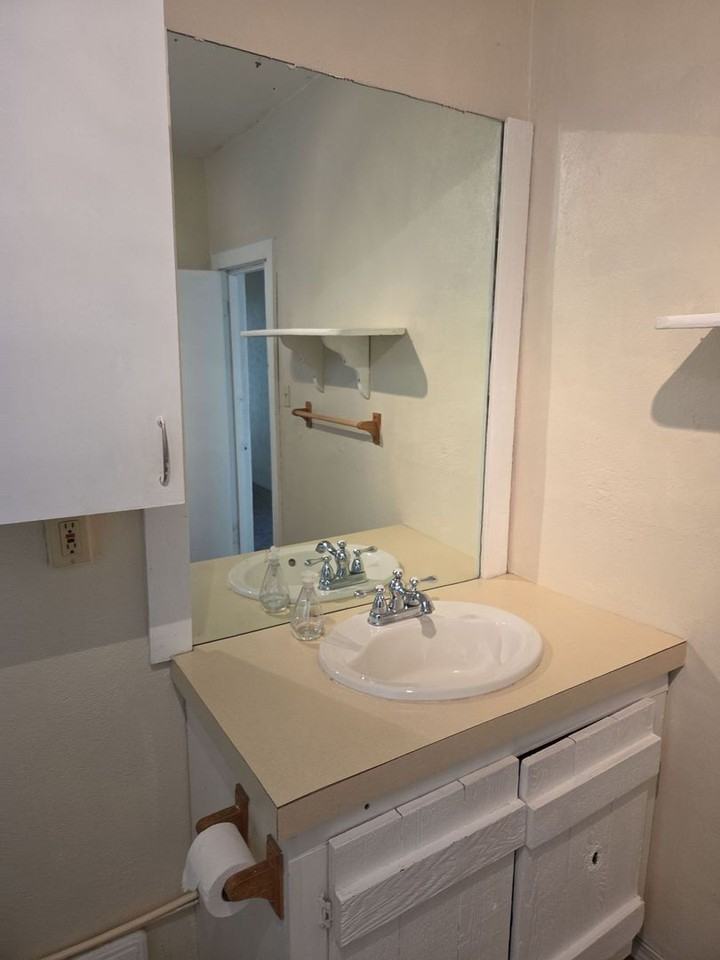 206 Ketchum St E #3 - Photo 6 of 11