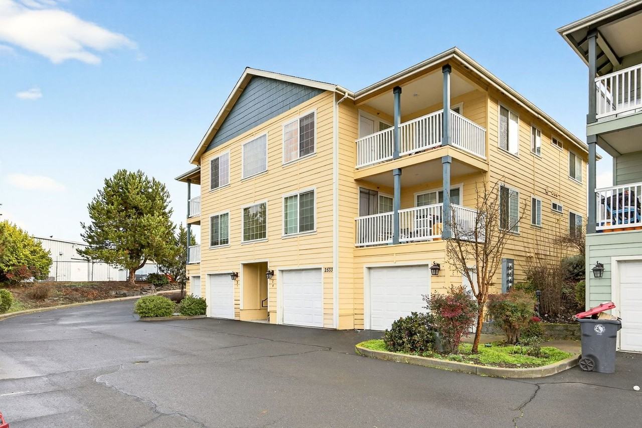 2533 Corona Ave #A - Photo 3 of 31