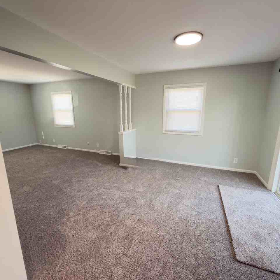 5390 Newcastle Dr Se - Photo 3 of 19