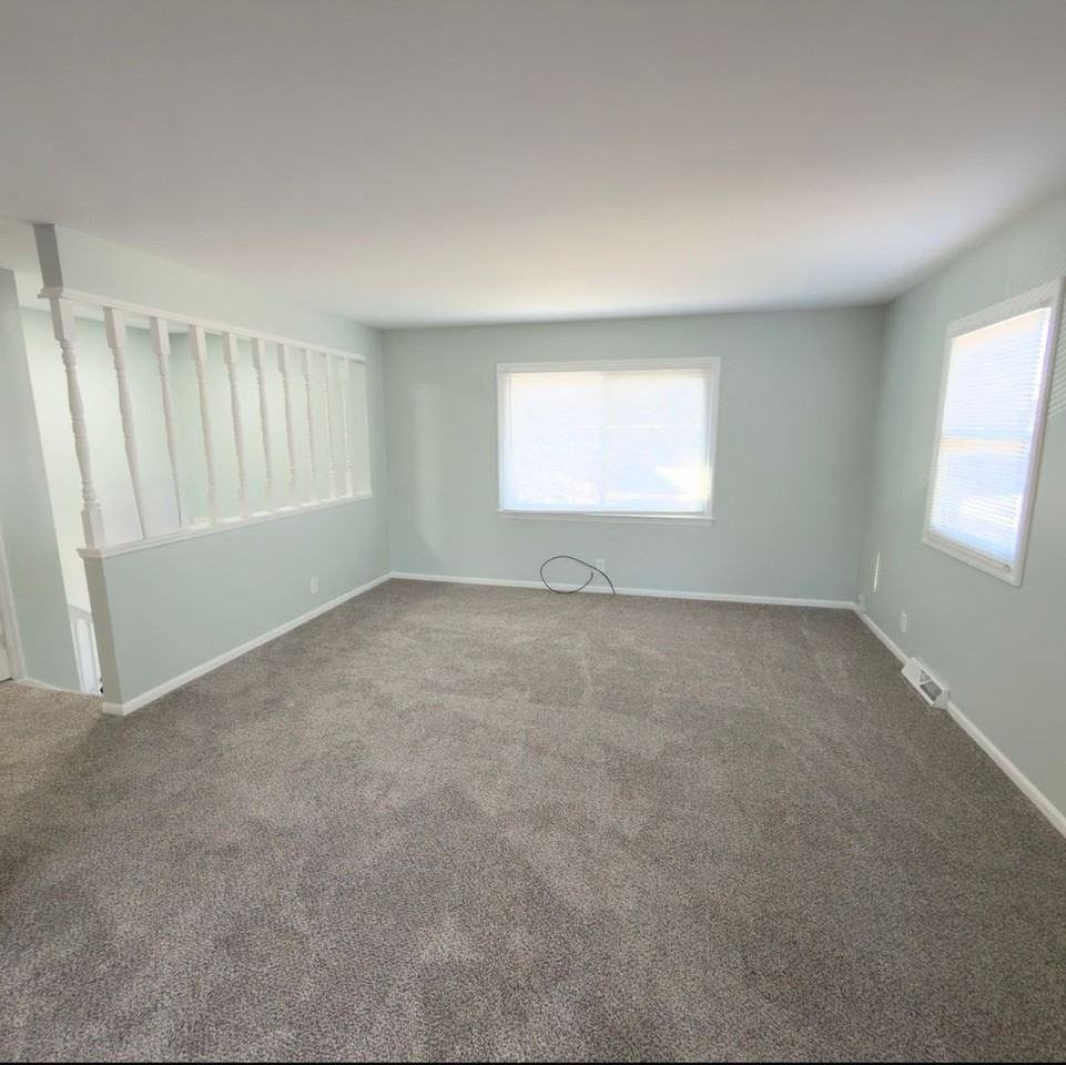 5390 Newcastle Dr Se - Photo 4 of 19