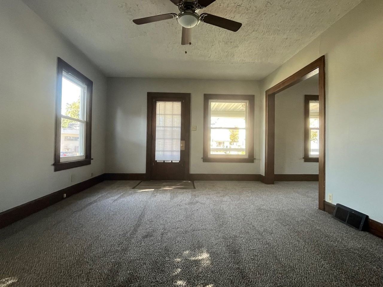 313 Miller St - Photo 5 of 25