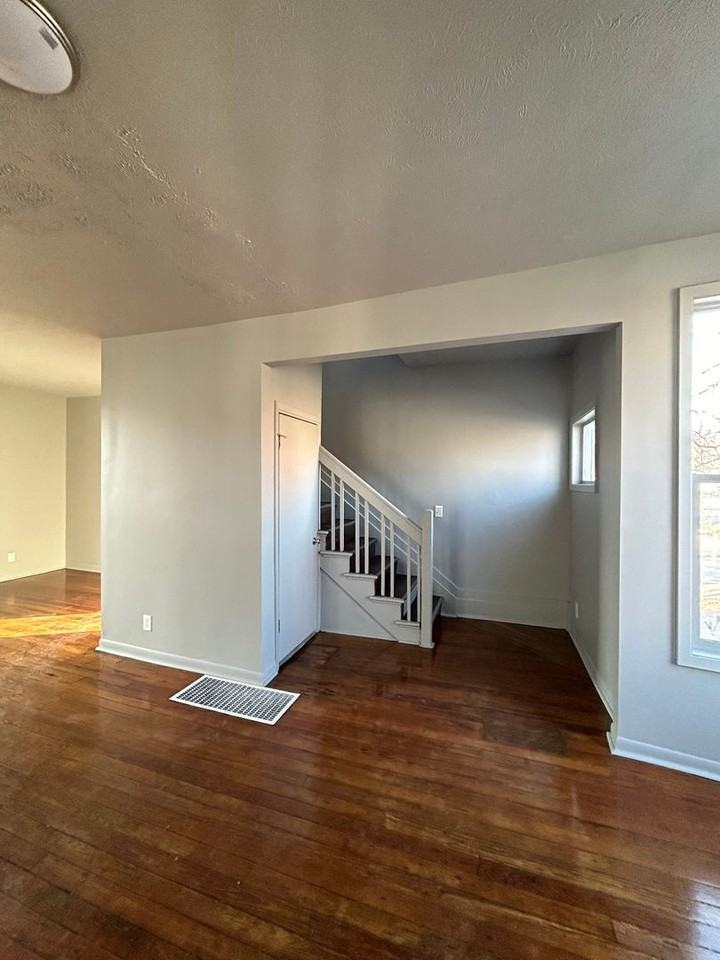 4411 Davenport St - Photo 3 of 26