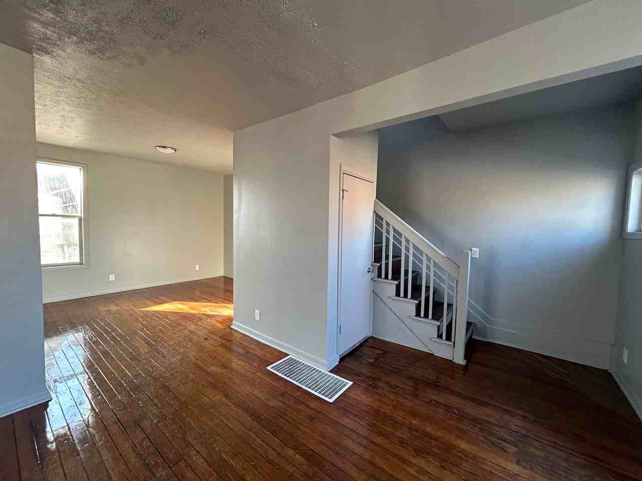 4411 Davenport St - Photo 5 of 26