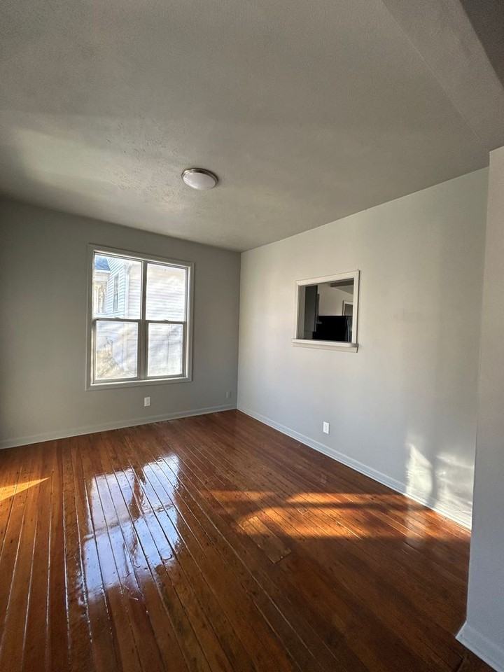 4411 Davenport St - Photo 7 of 26