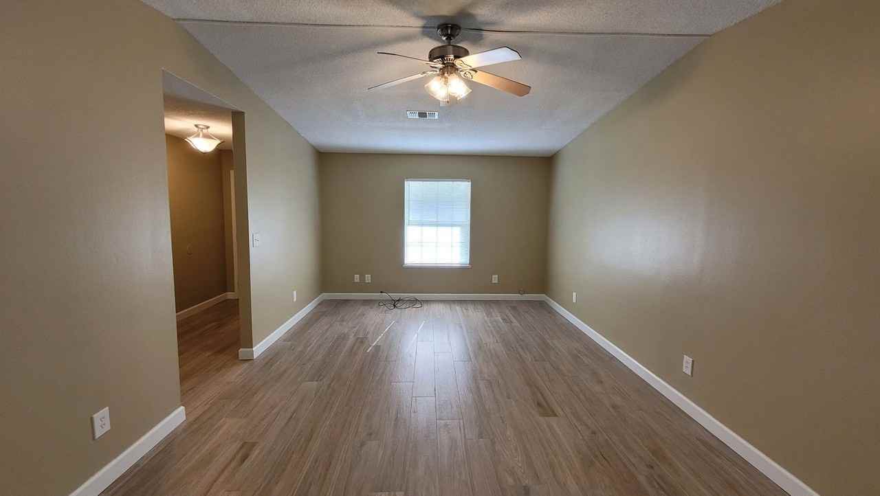 1033 Peakview Dr - Photo 3 of 15