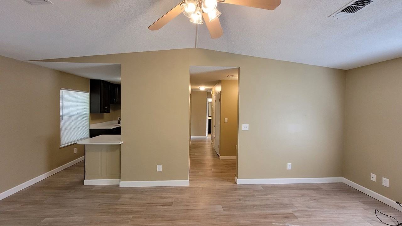 1033 Peakview Dr - Photo 4 of 15