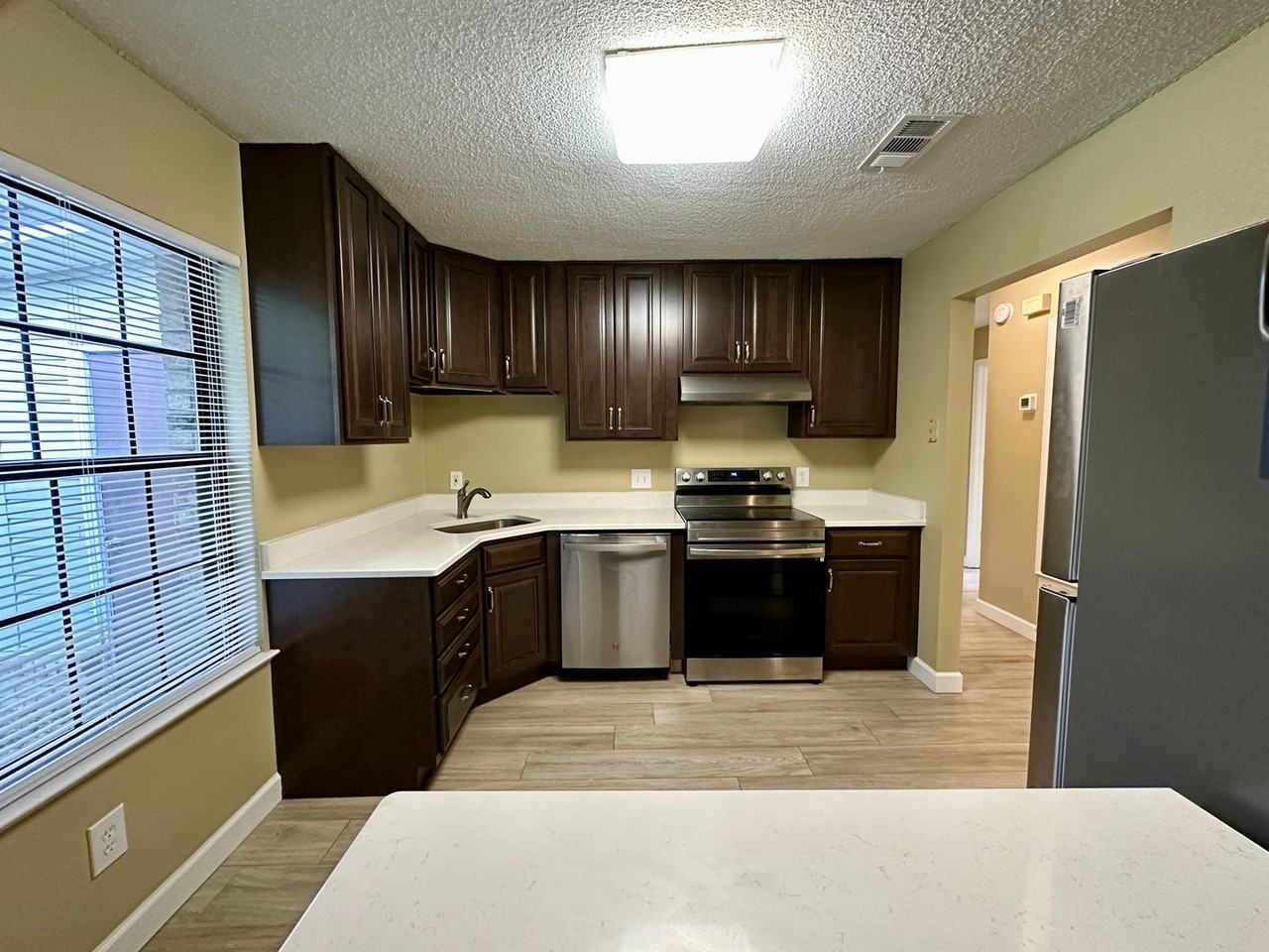 1033 Peakview Dr - Photo 5 of 15