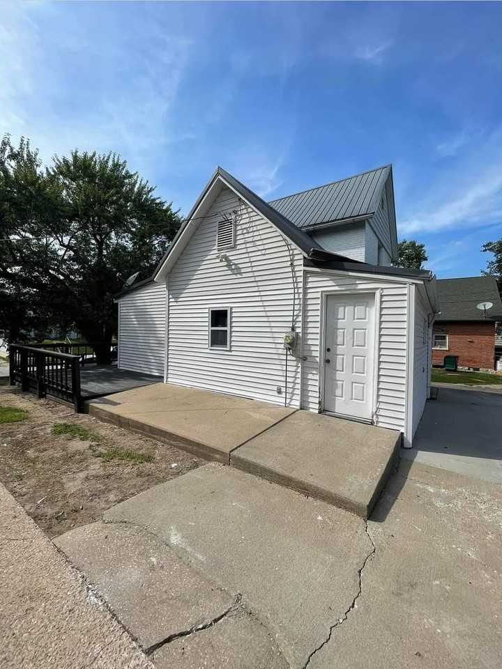 1122 N 11th St - Photo 3 of 13