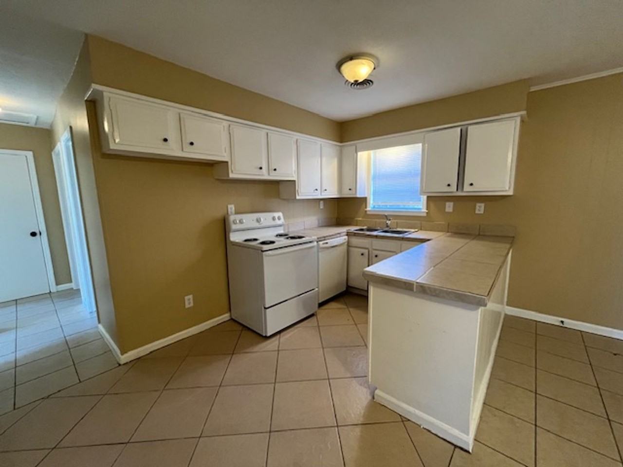 8131 Jamesbrook Dr - Photo 3 of 9