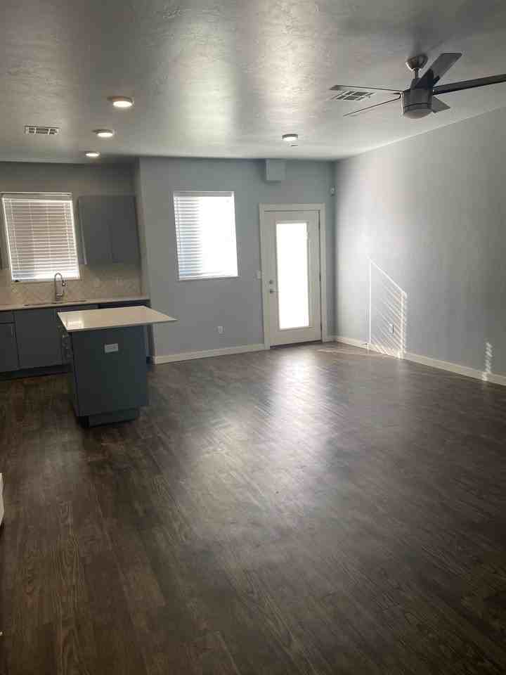 730 Sw 14th St - Photo 2 of 9