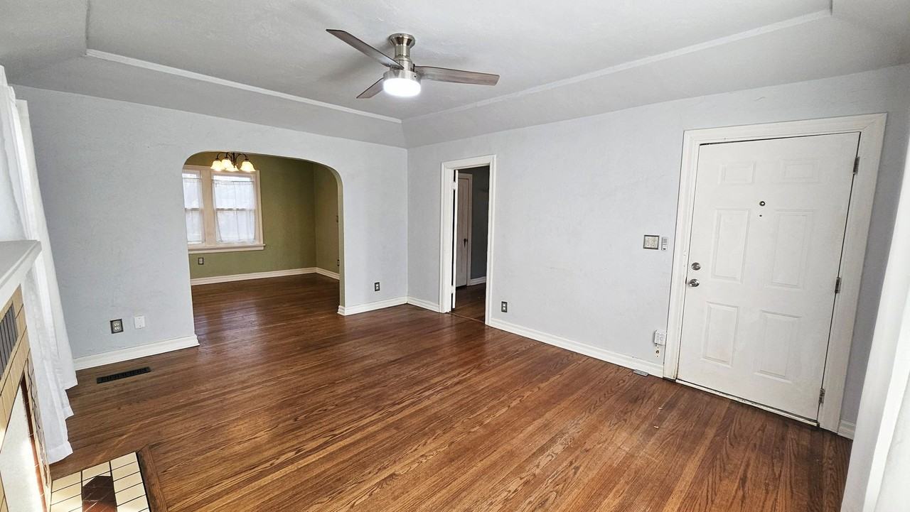 2305 Nw 25th St - Photo 4 of 25